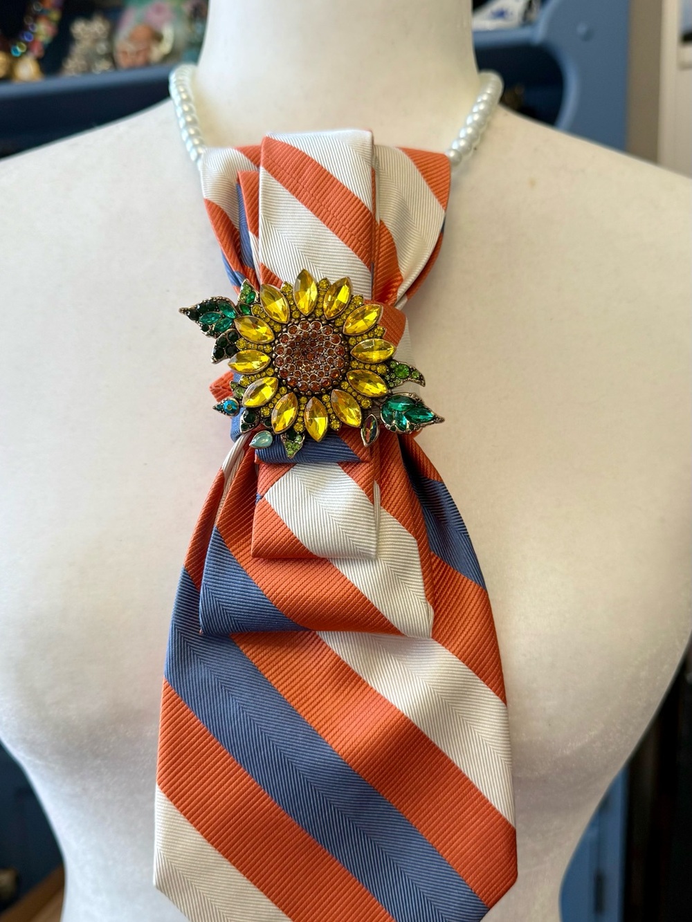 Stunning! Pearl Necklace Scarf Tie with Sunflower Brooch Jewelery